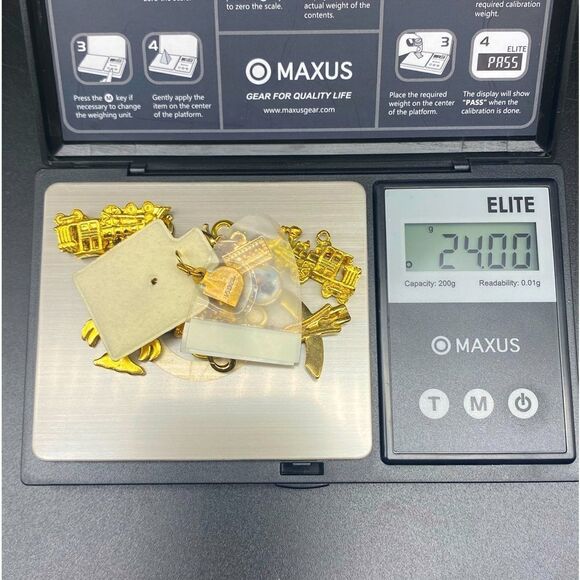 Set of 9 gold plated charms and one 1/5g 10k gold charm with a total wt of 24g - Picture 16 of 16